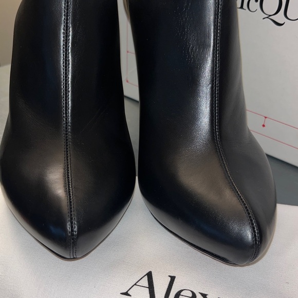 Alexander McQueen Leather High Heel Pumps 37/7 Black Solid Slip On NIB w Dustbag - Picture 8 of 17